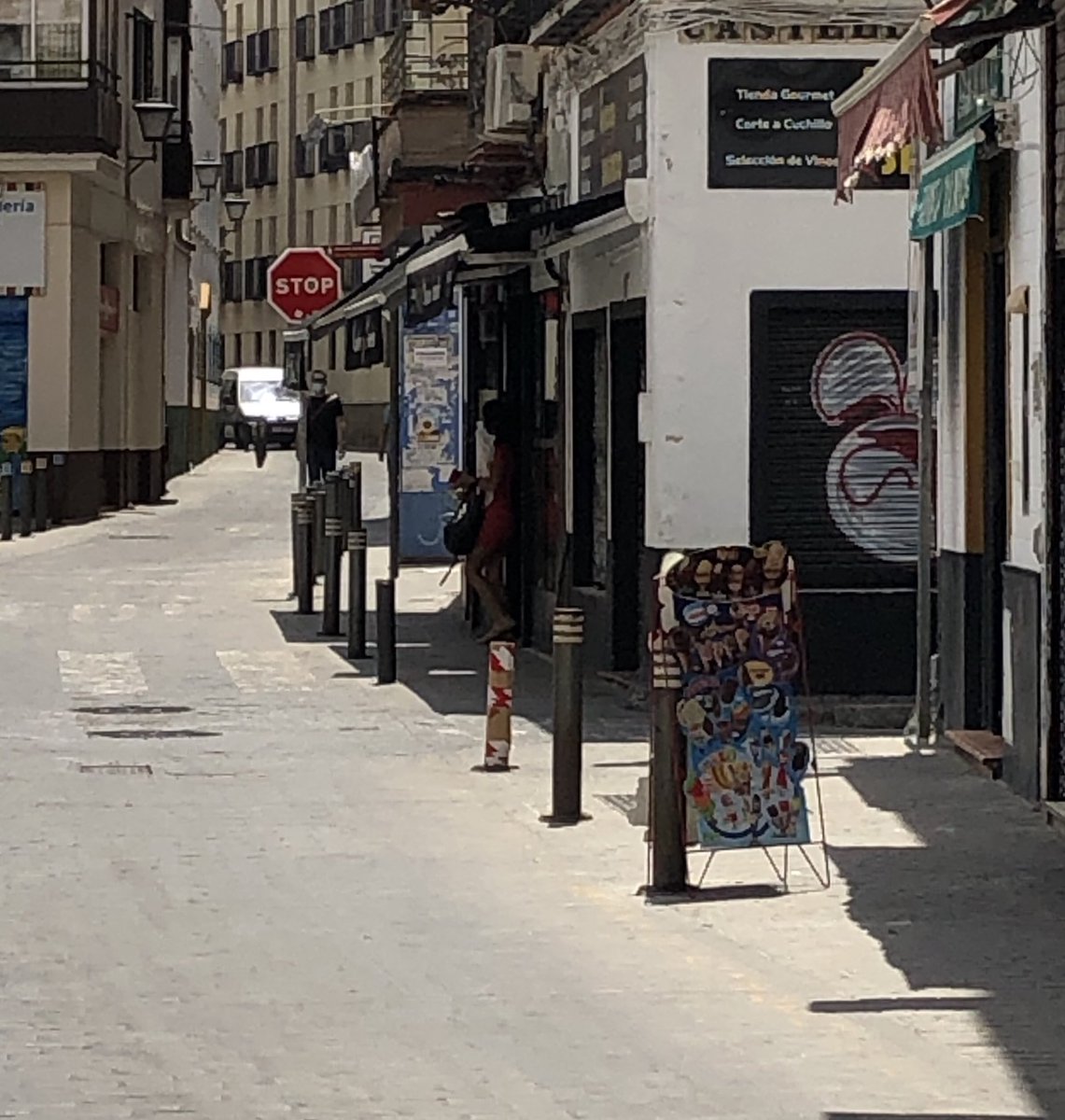 MesiasRedentor's tweet photo. @Ayto_Sevilla @BarriodeSanMar1 @CEnladrillada A qué no me haces un marmolillo “homologado” con un cartón? Que no ? Sujétame la Cruzcampo que voy ........ https://t.co/pdXwr7xIzZ