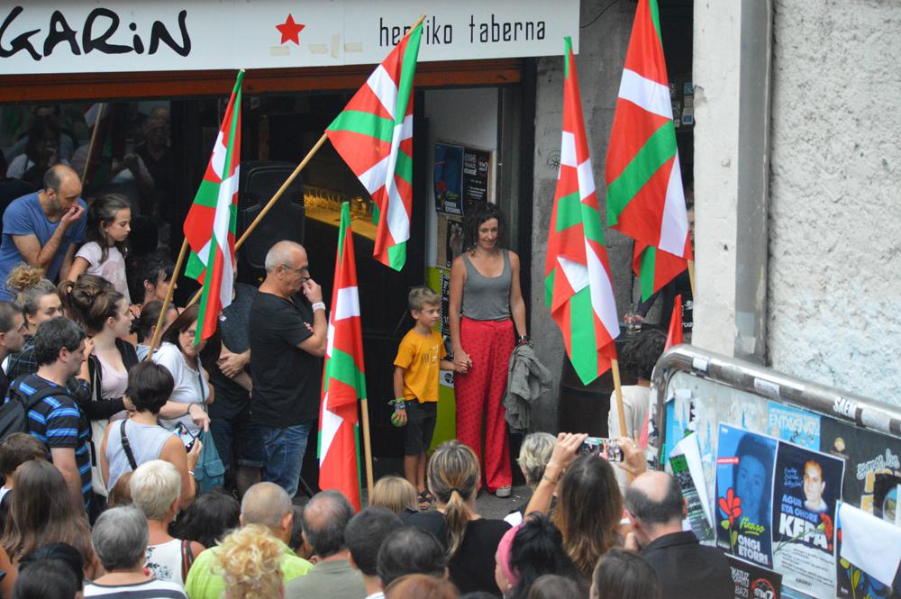 Espainiako Poliziak Itxaso Zaldua euskal preso ohia atxilotu du gaur goizean, Hernanin, CAF lantokira lanera zihoala.

<a href="/sare_herritarra/">Sare Herritarra</a>-k manifestazioa deitu du 20:00etan Gudarien Plazatik abiatuta.

Espetxeak husteko garaia da, konponbide garaia da!

#ItxasoAskatu #PresoakEtxera