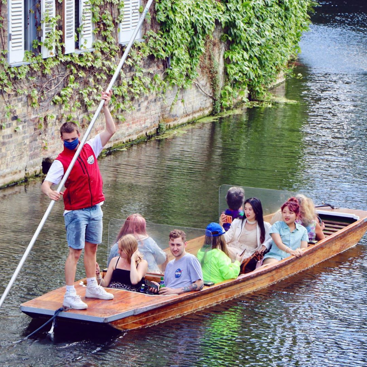 letsgopunting's tweet photo. The joy of a socially distanced shared tour ☀️ Find all about our shared tours on our latest blog post:

https://t.co/jg0XHnzAzs

 #LetsGoPunting #PuntingCambridge #Punting #SharedTours #FAQ #Cambridge https://t.co/lfrygsZLti