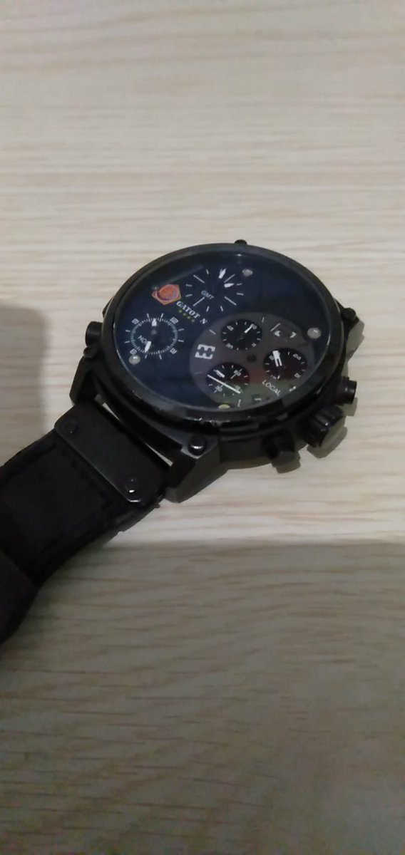 hereoxygn's tweet photo. Besok bokap balik dari lcs, dan harus siap siap kena marah besar karena jam ini rusak. https://t.co/z1Xod4uhOh