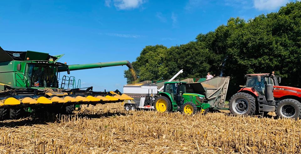 nfrec_sv's tweet photo. Here are a few harvest scenes from a local on-farm corn fertilizer trial. We greatly appreciate the partnerships and opportunities created by local producers and allied industry partners. π½π½π½
#UFIFASExtension #cornresearch #cornharvest #datacollection #CornBMPs #suwanneevalley https://t.co/eTdde597fz
