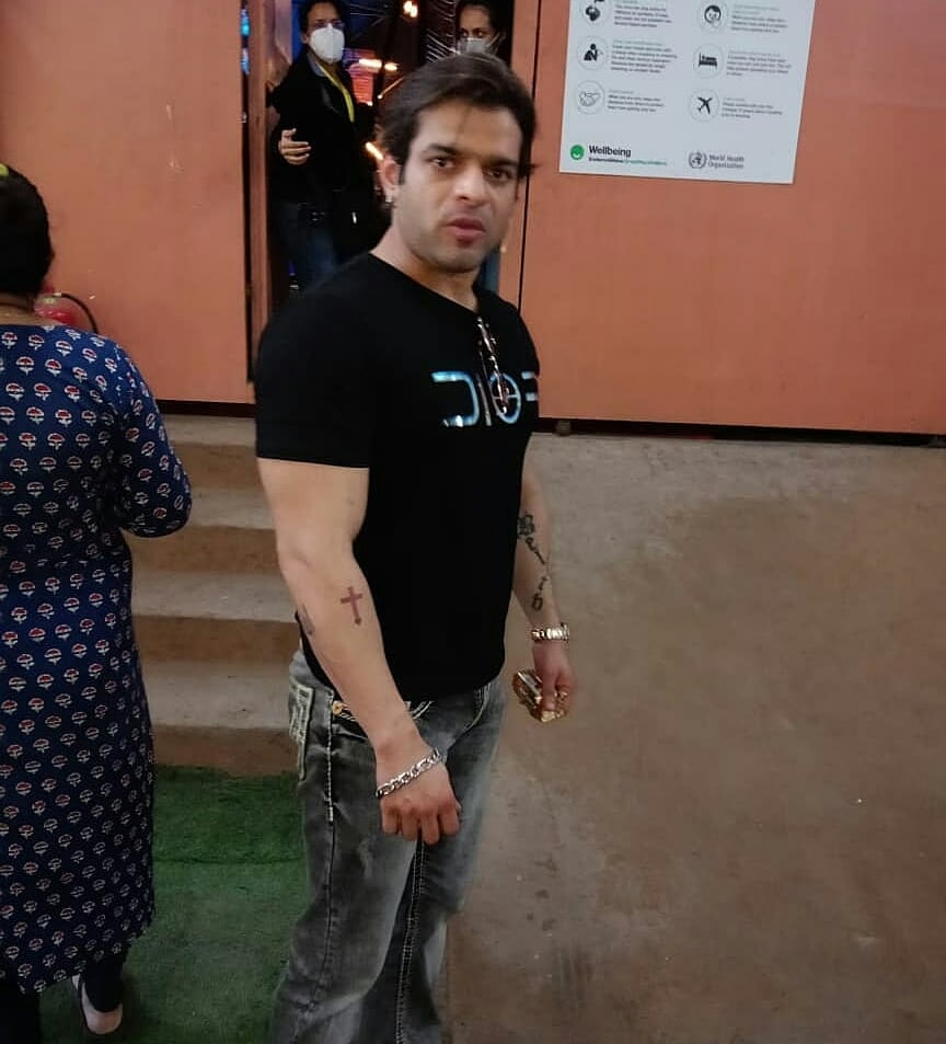Sidkplovers1's tweet photo. #KaranPatel at #filmcity #mumbai for #Finaleshoot of #khatronkekhiladi10 #Kkk10
#Hottieinblack π₯
Looking sooooo hottttt and he lost some weight too ππ
@TheKaranPatel https://t.co/zcurszINbH