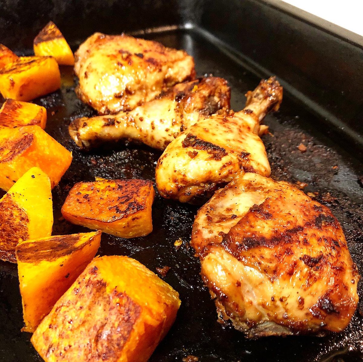 Sibulele_Q's tweet photo. My roast miso chicken looks๐ฏ๐ฏ #BeastsKitchen https://t.co/FT4rVIkcgm