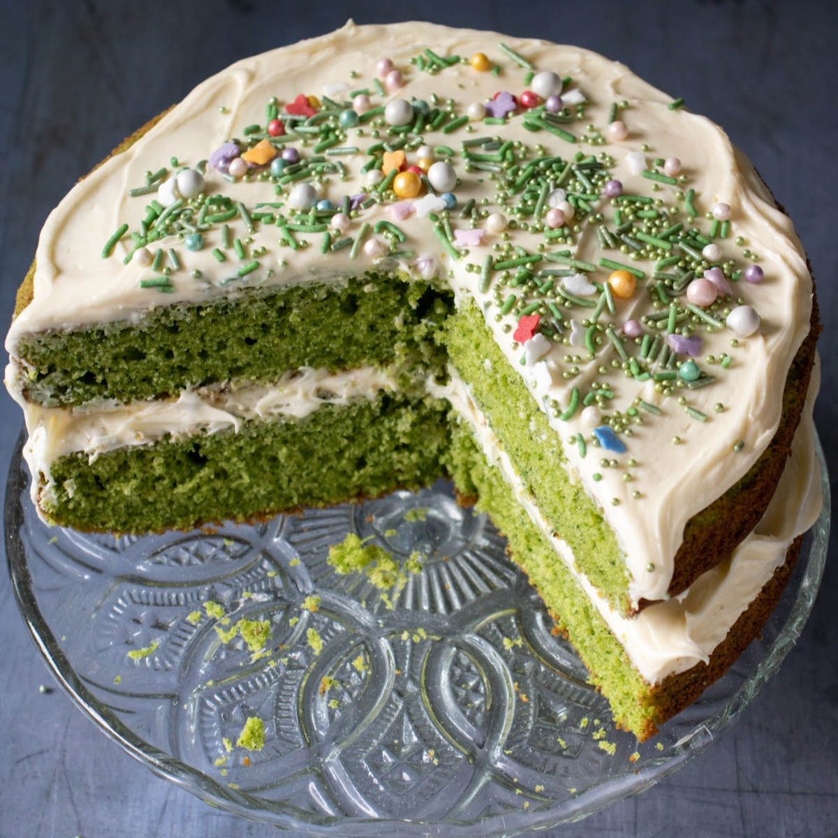 veggie_desserts's tweet photo. This Vanilla Spinach Cake is bright green, but the flavour of the spinach fades away. It tastes like a vanilla cake, but it has an incredible colour!
It's a fun hidden vegetable cake 💚
#Recipe: https://t.co/m3B6EksdVS
#spinachcake #hiddenveg #cake #dessert #bakeoff #gbbo https://t.co/htqOIub28h