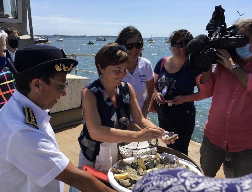 Ce week-end, à l’occasion de la @FeteMer2020 , la Ministre <a href="/AnnickGirardin/">Annick Girardin</a> a deguster nos huîtres françaises 🦪😍 #fetedelameretdeslittoraux #conchyliculture