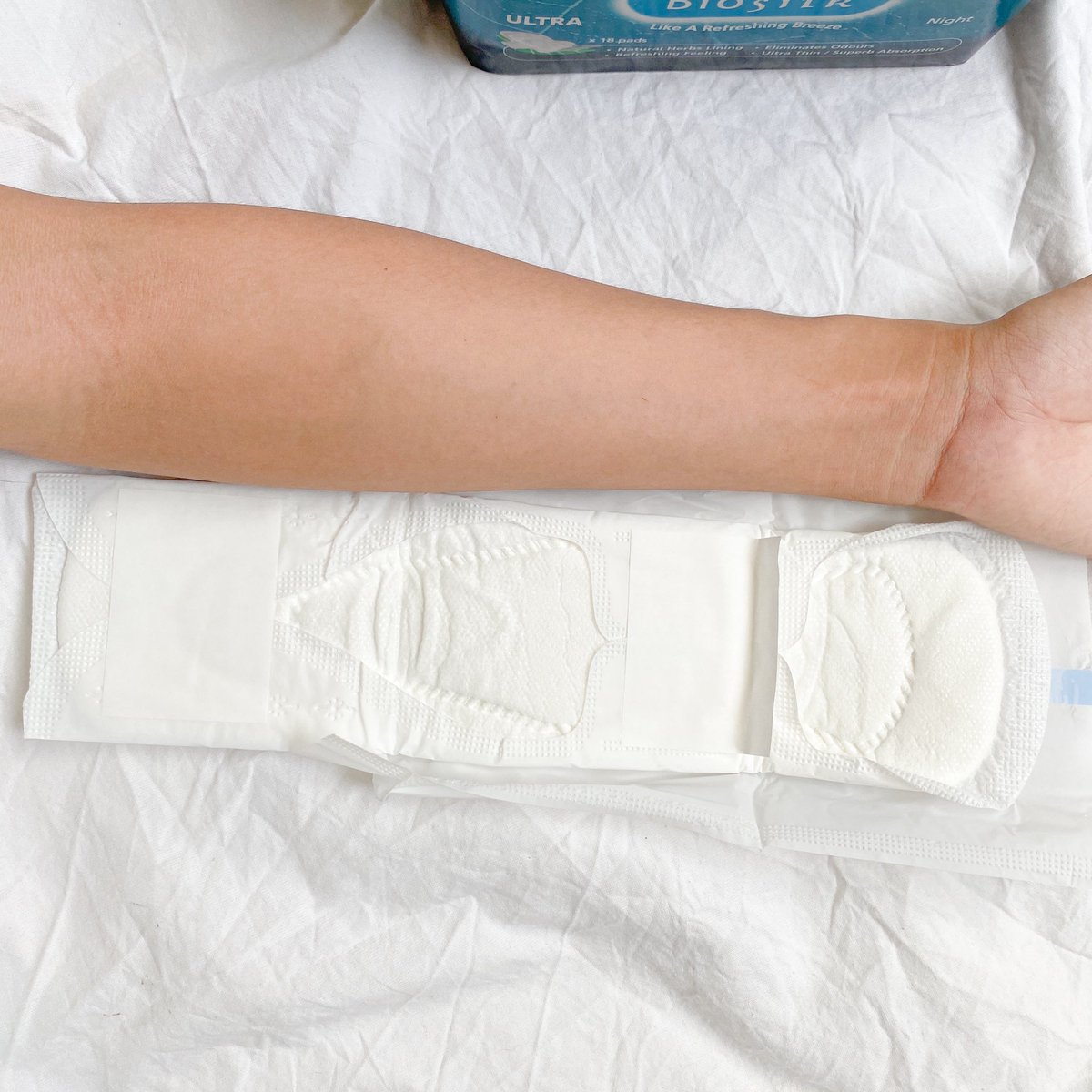 เป็นผ้าอนามัยสูตรกลางคืนที่เราใช้มาตลอด ไม่เคยเปลี่ยน แบบกาวแน่นมากกก ไม่ไหล ไม่เลอะ เรานอนพลิกตัวทั้งคืนไม่มีขยับ และแผ่นยาวแบบสะใจมากๆ ความยาวเท่าแขนเราอ่ะ😂 ใส่นอนไม่ต้องกลัวเลอะที่นอนเลย และมีกลิ่นหอมแบบเย็นๆด้วย ใครที่ชอบเป็นประจำเดือนหนักๆอยากให้ลอง