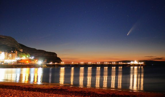 Squashypop's tweet photo. @skyatnightmag Caught it last weekend 2am over Llandudno Pier. Very bright and got some lovely noctilucent sky later on! https://t.co/lzPmcdEaeZ