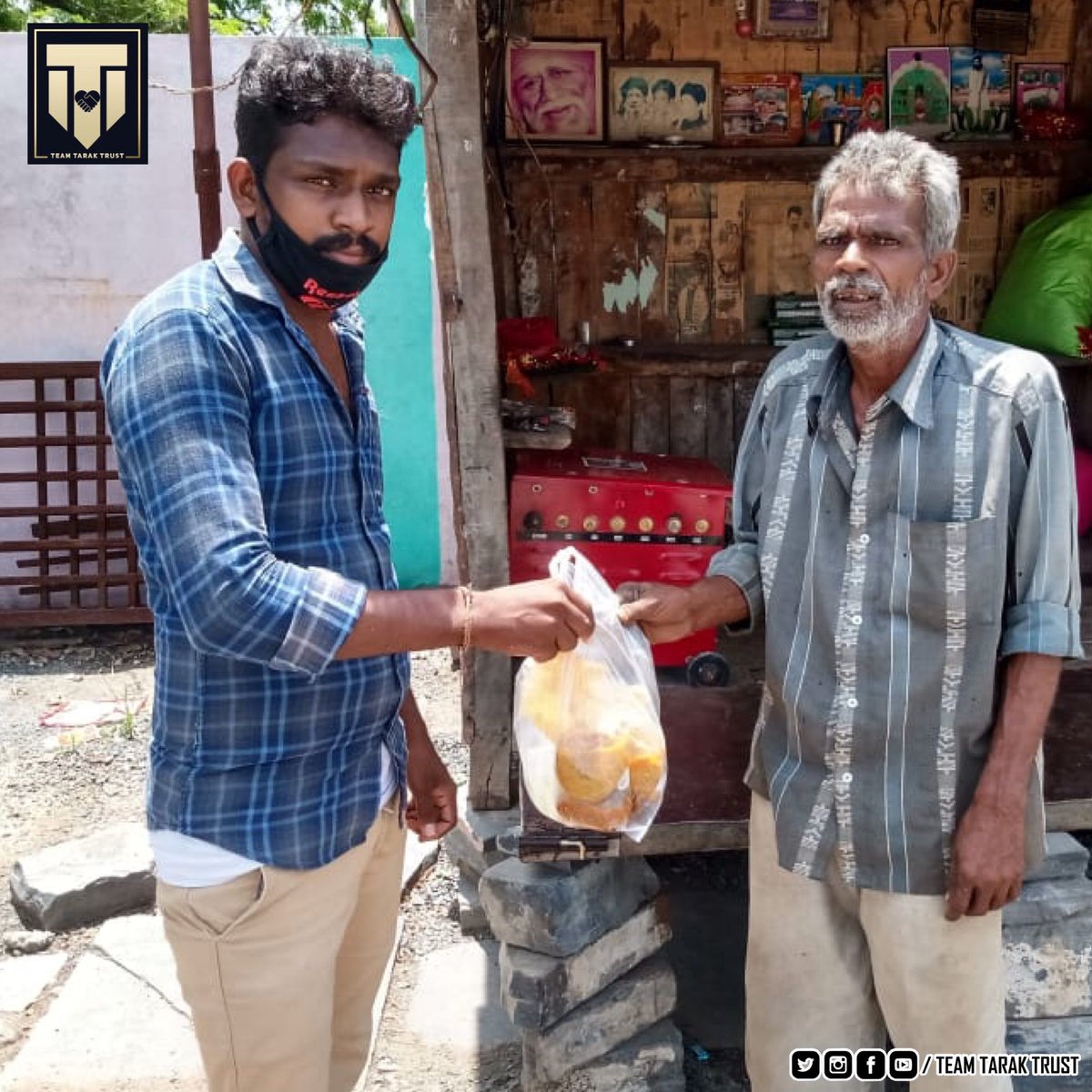 Day 100 Of Donate A Meal Campaign Our @TeamTarakTrust members donated meals to Needy people at Proddatur , AP  . 

@tarak9999 ❤️
#TeamTarakTrust 
#DonateAMealwithTeamTarakTrust