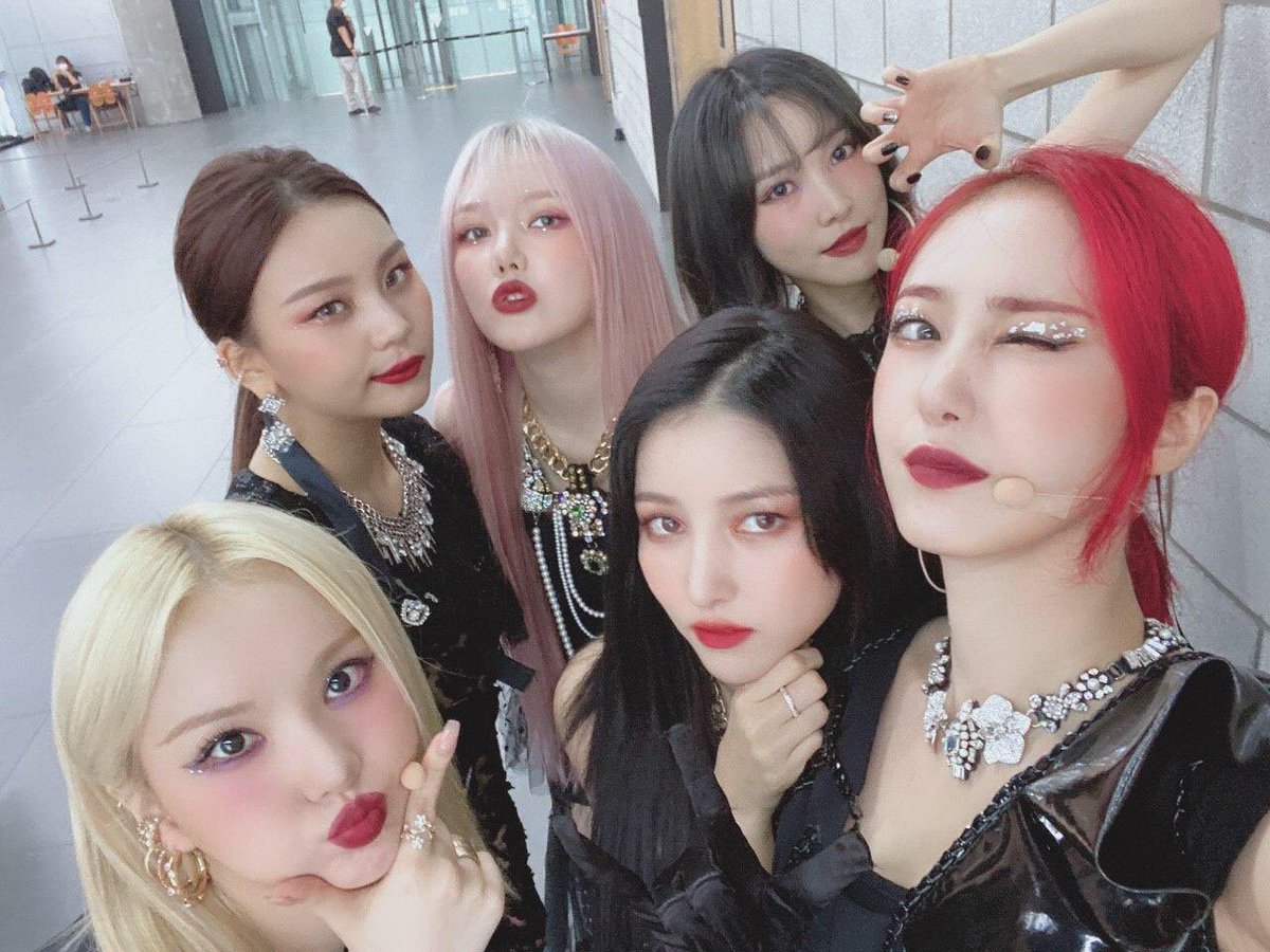 GFRDofficial's tweet photo. [📺 #여친Air]
#여자친구 #GFRIEND 가
지금 가장 하고 싶은 것은
무엇일까요🧐🤔

바로바로, #버디 힘찬 응원📣듣기

#SBSMTV #더쇼 에서 버디의
완벽한 응원 기다리고 있을게요~

애🍎플🍎같🍎은
여💙자💜친🤍구 https://t.co/covpVbQUea