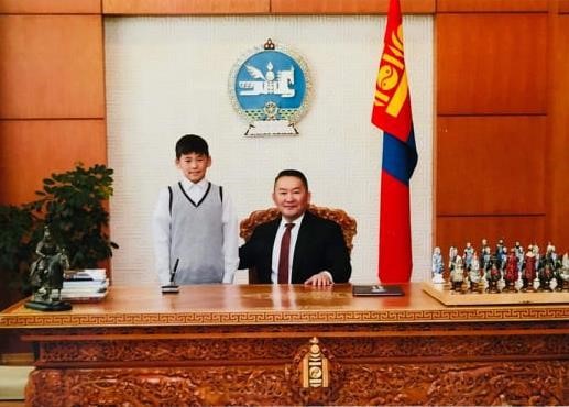 FChristinaNoble's tweet photo. Bayarsaikhan est entré dans notre Programme de Parrainage en 2016. Cette année il a été reçu et médaillé par le Président de Mongolie, Khaltmaagiyn Battulga, pour ses excellents résultats scolaires.
🌞Changez la vie d'un enfant👉 https://t.co/ELMRGjSBGb
#LeParrainageChangedesVies https://t.co/vgYQmAvcfR