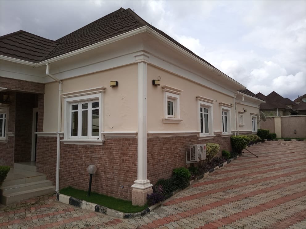 tavasrealty's tweet photo. Distress sale! Well finished and furnished 4 bedroom 🛌 fully detached bungalow
📍Gwarimpa 
💰45m 

Pls RT ☎️ 08158488909

#AbujaTwitterCommunity #lagos #RealEstate #realestateinvesting https://t.co/kZmvu5AajF