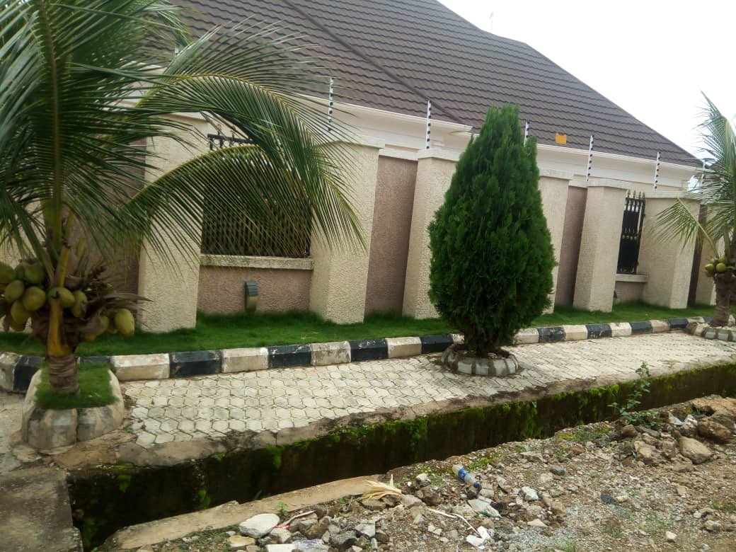 tavasrealty's tweet photo. Distress sale! Well finished and furnished 4 bedroom 🛌 fully detached bungalow
📍Gwarimpa 
💰45m 

Pls RT ☎️ 08158488909

#AbujaTwitterCommunity #lagos #RealEstate #realestateinvesting https://t.co/kZmvu5AajF