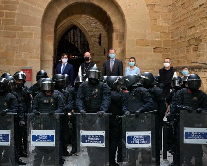 nandorossi4's tweet photo. ‼️Está fotografía dice mucho de una monarquia. #FelipeVI el último #Rey #FocAlBorbo #ViscaCAT LLIURE ✊ https://t.co/j8D4m3ZAqE
