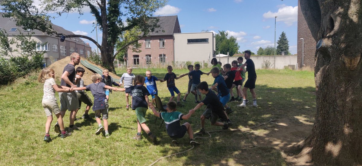 SH_Welpen's tweet photo. De laatste 2 dagen hebben we oude klassieke pleinspelletjes bovengehaald. En maakten we ons al wat klaar om naar huis te gaan... Sommigen deden nog een snelle plons met de leiding. Tenslotte het laatste avondmaal, BBQ!!! https://t.co/VhruOXPlUu