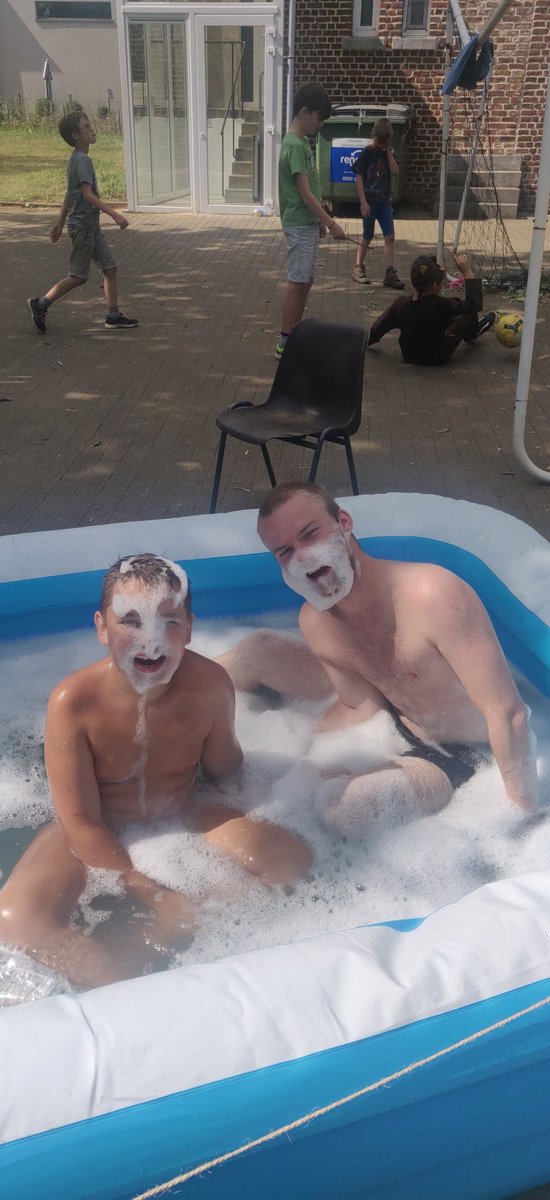 SH_Welpen's tweet photo. De laatste 2 dagen hebben we oude klassieke pleinspelletjes bovengehaald. En maakten we ons al wat klaar om naar huis te gaan... Sommigen deden nog een snelle plons met de leiding. Tenslotte het laatste avondmaal, BBQ!!! https://t.co/VhruOXPlUu