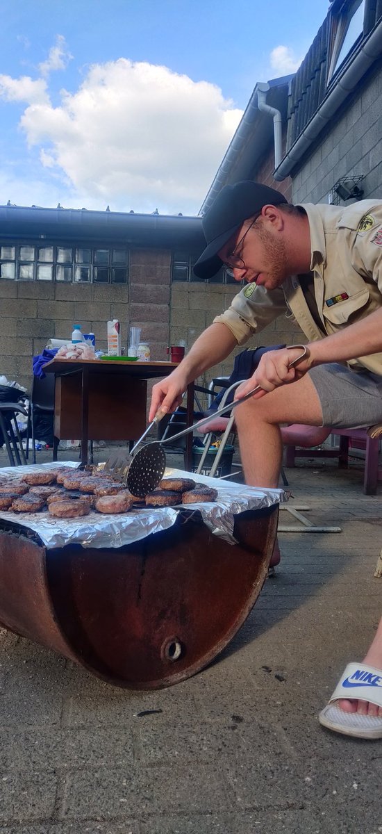 SH_Welpen's tweet photo. De laatste 2 dagen hebben we oude klassieke pleinspelletjes bovengehaald. En maakten we ons al wat klaar om naar huis te gaan... Sommigen deden nog een snelle plons met de leiding. Tenslotte het laatste avondmaal, BBQ!!! https://t.co/VhruOXPlUu