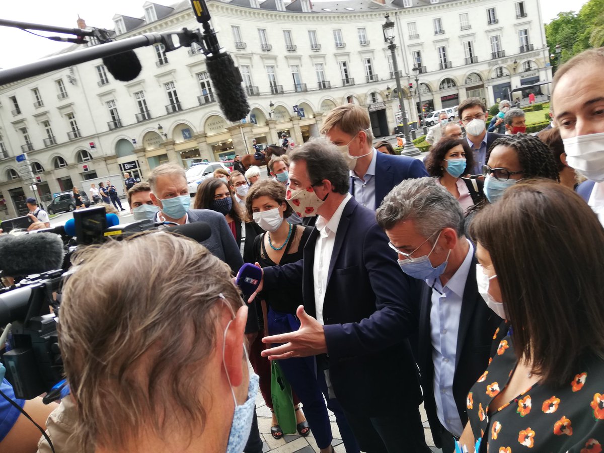 LeaAubrit's tweet photo. Les choses sérieuses commencent @EricPiolle @L_Moncondhuy @Anne_Hidalgo @JeanneBarsegh @EmmanuelDenis37 "on est plus fort ensemble" https://t.co/b1cuq7G3P6