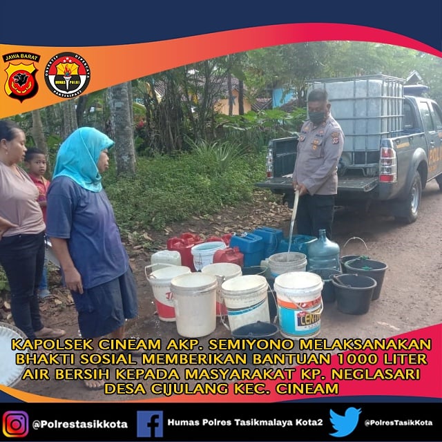 CineamPolsek's tweet photo. Kapolsek cineam melaksanakan baksos pendistribusian air bersih kepada warga . https://t.co/olMUbVEyMj