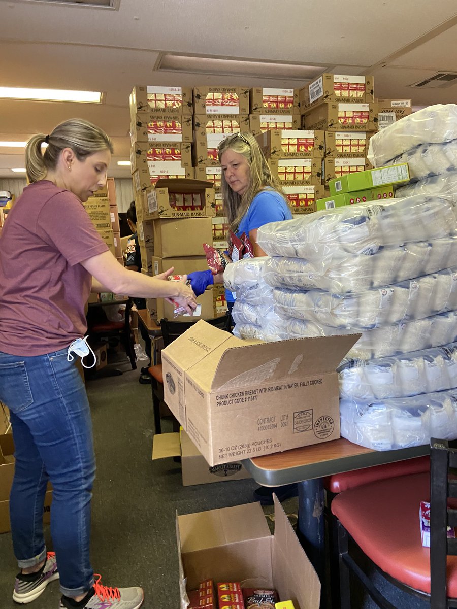 AngelBelcher7's tweet photo. Feeding God’s people doing the cOVID-19. @RealCandaceO  @MarcoGutierrez  @tharpe_matthew  @ThePierreWilson  @Paula_White https://t.co/qeUCZKwkm8
