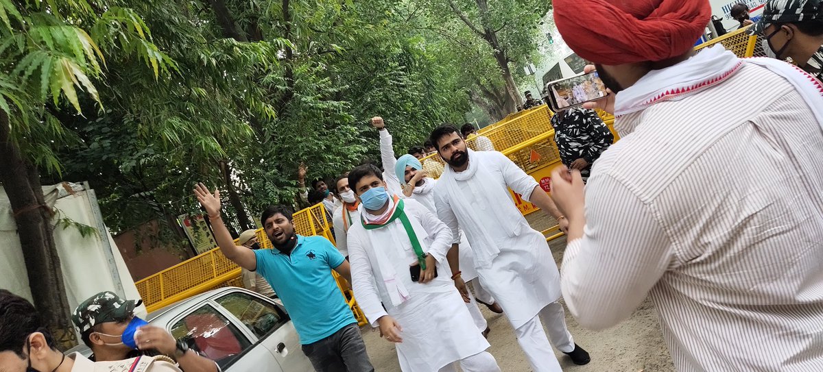 AkshaySharmaOrg's tweet photo. You go start sitting in Parliament, we will sit for exams @HRDMinistry 
@DrRPNishank if it's that safe. Stop hiding. Come out and face students protesting outside your well sanitized office.
#WakeUpMHRD #NoExamsInCovid19 #cancelfinalyearexam https://t.co/jFHhWa94vW