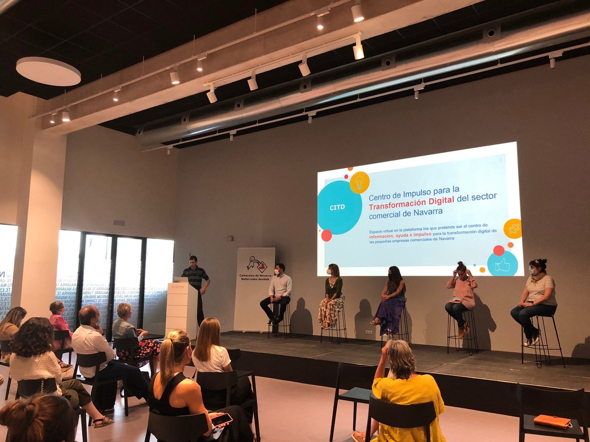 Atana_TIC's tweet image. A continuación, @OscarRived, Presidente de #ATANA y Director Gerente de Larraby, presenta la propuesta preliminar del futuro Centro de Impulso para la #TransformaciónDigital del Comercio para Navarra

@irisdihnavarra @gob_na @Pamplonaactual