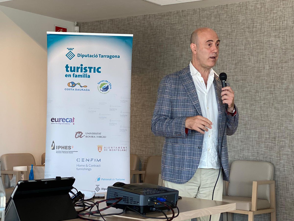 Dipta_cat's tweet photo. 🎙️Avui @TomasMolinaB dinamitza la taula de treball sobre comunicació turística📢 i #canviclimàtic 🌍 amb agents del sector turístic de la #CostaDaurada i les #TerresdelEbre. Organitzada per l'Operació #PlatjaInnovadora del #PECT #TurisTICenFamília 👨‍👩‍👦‍👦. #TurismeDipta #FonsUECAT https://t.co/h5HLDepNgs