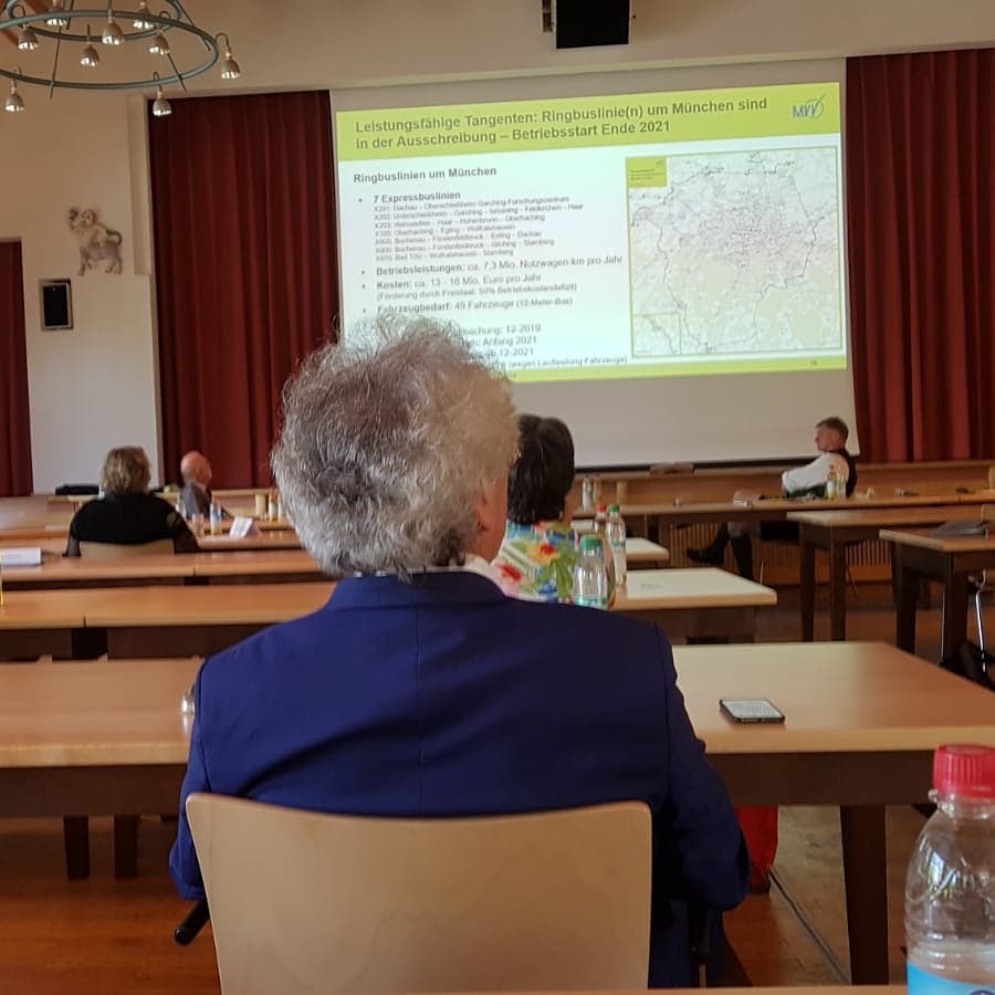 FWmuc's tweet photo. Unser #Stadtrat Hans-Peter Mehling bei der heutigen Sitzung des regionalen Planungsverbandes. 🧡
Themen: Neue Mobilitätsformen, Landesentwicklung, Vorbehaltsgebiete für die Trinkwasserversorgung.
#München #FW #FWMuc #LebenswertesMünchen #PlanfürMünchen #freiewähler #Rathaus https://t.co/3kPgjqEB6p