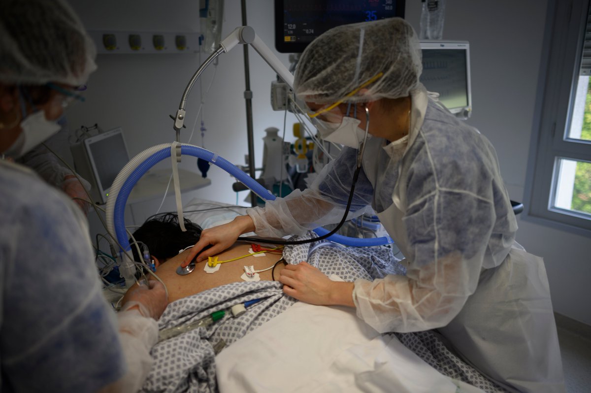 CHU_Lille's tweet photo. La mise sur le ventre ou #decubitusventral des patients Covid en réa placés sous #ECMO reconnue scientifiquement bénéfique par les chercheurs du CHU de Lille
👉 améliorer l'oxygénation pour des patients placés sous ECMO
Un projet Task Force Covid Lille
https://t.co/3yKN6r9OKj https://t.co/9F9TktONHN