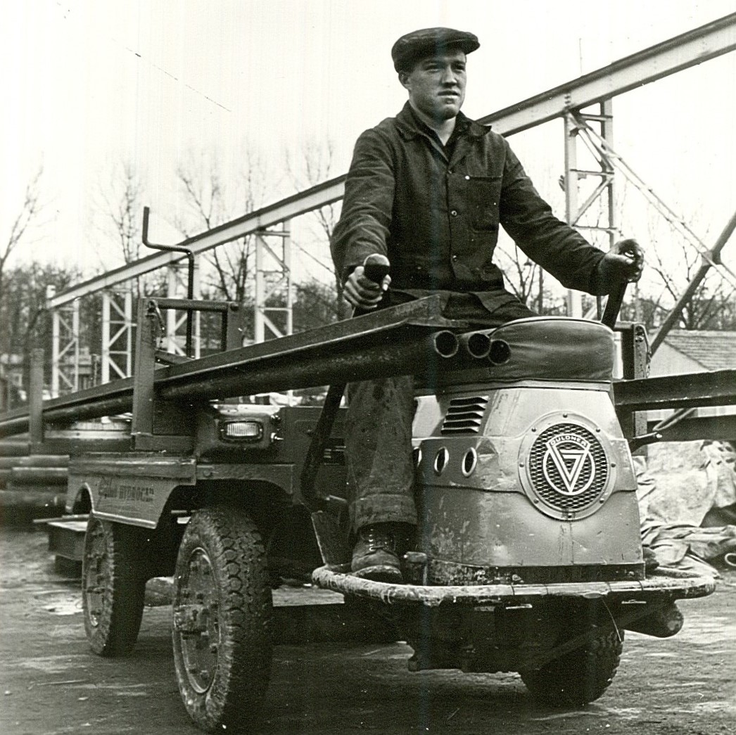 Linde_MH's tweet photo. Jump on and take a ride: Used to transport heavy loads in the 50s, the Güldner Hydrocar TK is still fascinating, isn’t it? 🤩 #lindemh #lindehistory #güldner #hydrocar https://t.co/PcswycO3As