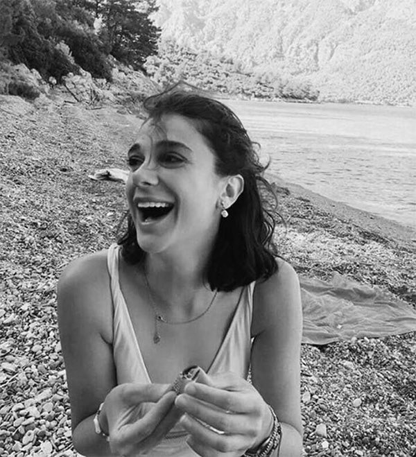 Bu gülüşü tanıyorum, benim gibi bütün kadınlar gibi gözlerinin içi gülerek....#pinargultekin