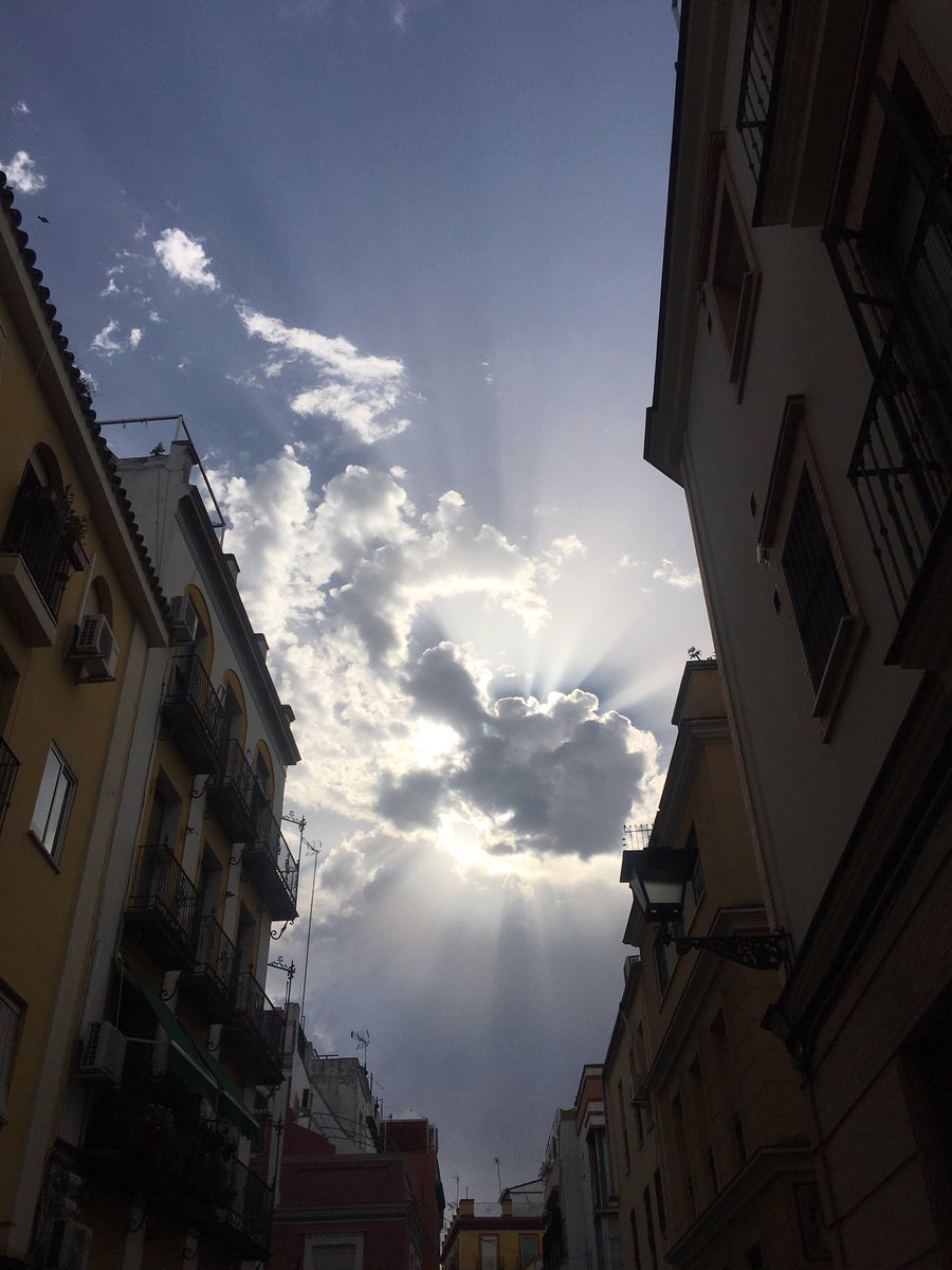ErnestinaCausse's tweet photo. Mi hermano me ha recordado que “el sol, joven y fuerte/ ha "vencío”a la luna” de Manuel Molina.  Y lo seguirá haciendo, poderoso, todas las mañanas https://t.co/SIywNhSxqu