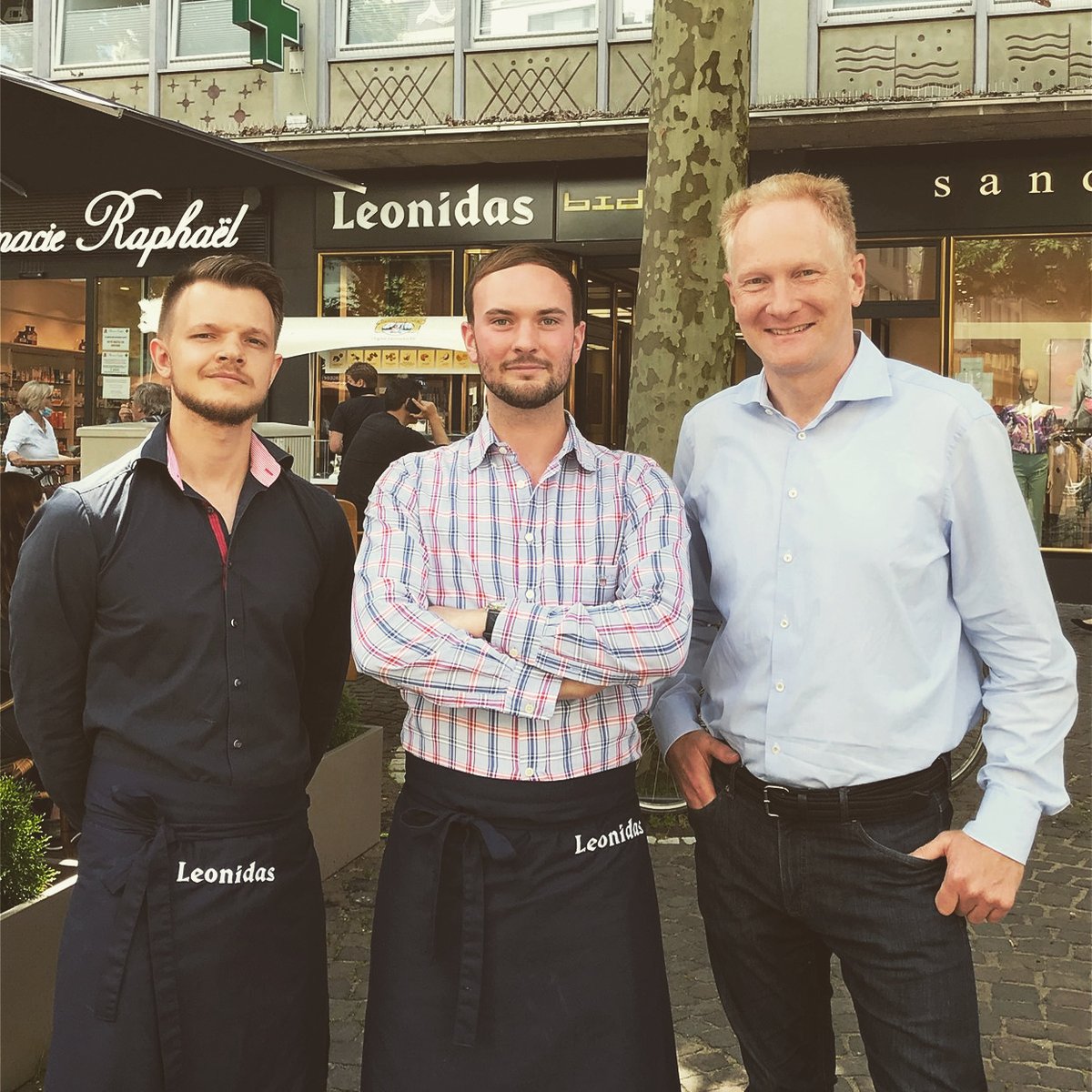 Pralinen, Eis und Kaffee vom Feinsten! Erik und Patrick haben sich mit ihrem Shop Konzept von #Leonidas nach mehr als zwei Jahren sehr gut an der Fressgass Frankfurt etabliert. Die Corona-Krise nehmen sie gelassen. Denn Süßes braucht der Mensch immer und ständig 😉 #pralinen #eis