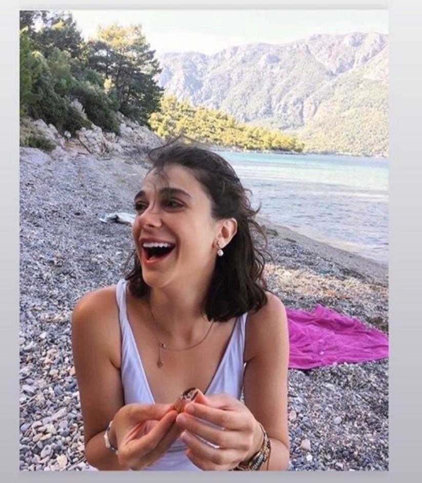 Bir kadın, sırf eski erkek arkadaşıyla barışmak istemediği için, öldürülüyor, yakılıyor ve betona gömülüyor. Korkunç bir tekrarlanışın içerisinde yaşıyoruz. Mekanın cennet olsun. #pinargultekin