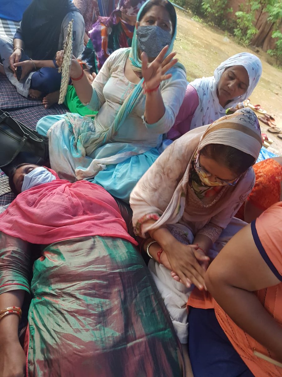 monika59342692's tweet photo. kai ghante bhukh hadtaal par rahte hue ek mahila pti sonipat mae hui behosh.laanat hae asi sarkaar par.😭😭 #save2010pti
#support1983 https://t.co/WCOUCtapCJ
