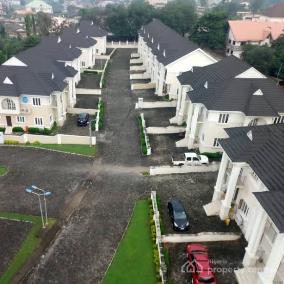 1. Agodi G.R.AAgodi G.R.A is a first class residential neighborhood in Ibadan. It prides itself as the seat and home of power. It is home to the Oyo State secretariat which houses the Governor’s Office and all other parastatals are all domiciled in this G.R.A.