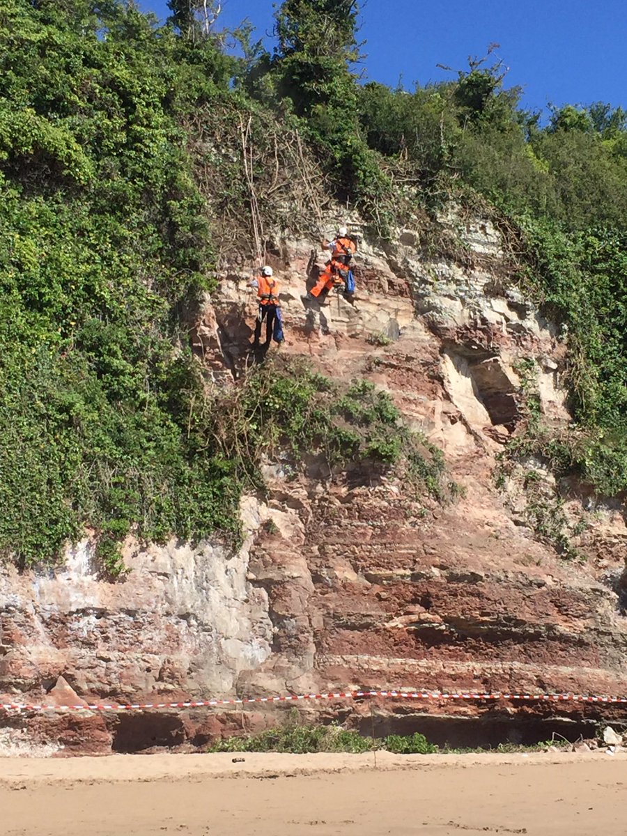 ValeSLSC's tweet photo. A bit of extreme gardening this morning 😱👷🏼♂️🧗🏻♂️🌿 Big thank you to these guys for helping to keep JBay cliffs safe @VOGCouncil @BarryYacht @_BARRYISLAND_ #FallingRocks #JBay https://t.co/XLDzUGz7dY