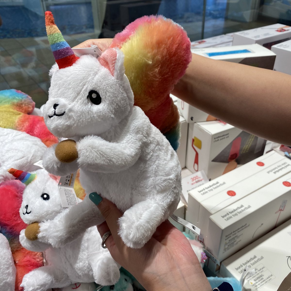 Flying Tiger Japan この度はフライング タイガー コペンハーゲンのぬいぐるみ リス について 楽しいツイートをありがとうございました マンネですか でしたら ボックスの中にいるリスたちは間違いなくマンネラインですw またのご来店をお待ちしてい