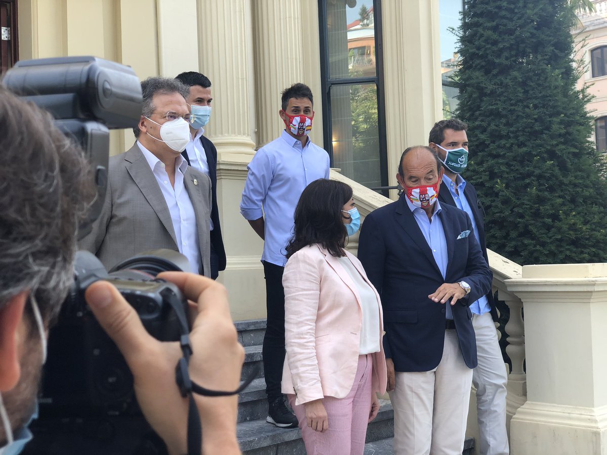 lariojaorg's tweet photo. Momento muy feliz ⚽️

La presidenta @ConchaAndreu, el consejero de Educación y Cultura, @LuisCacho_, y el director general de Deporte, @RaulMartinezGo, reciben a la @UDLogrones encabezada por su presidente, Félix Revuelta, tras su ascenso. Felicidades!!

#CumpliendoSueños #UDLog https://t.co/EhhvHQAPDa