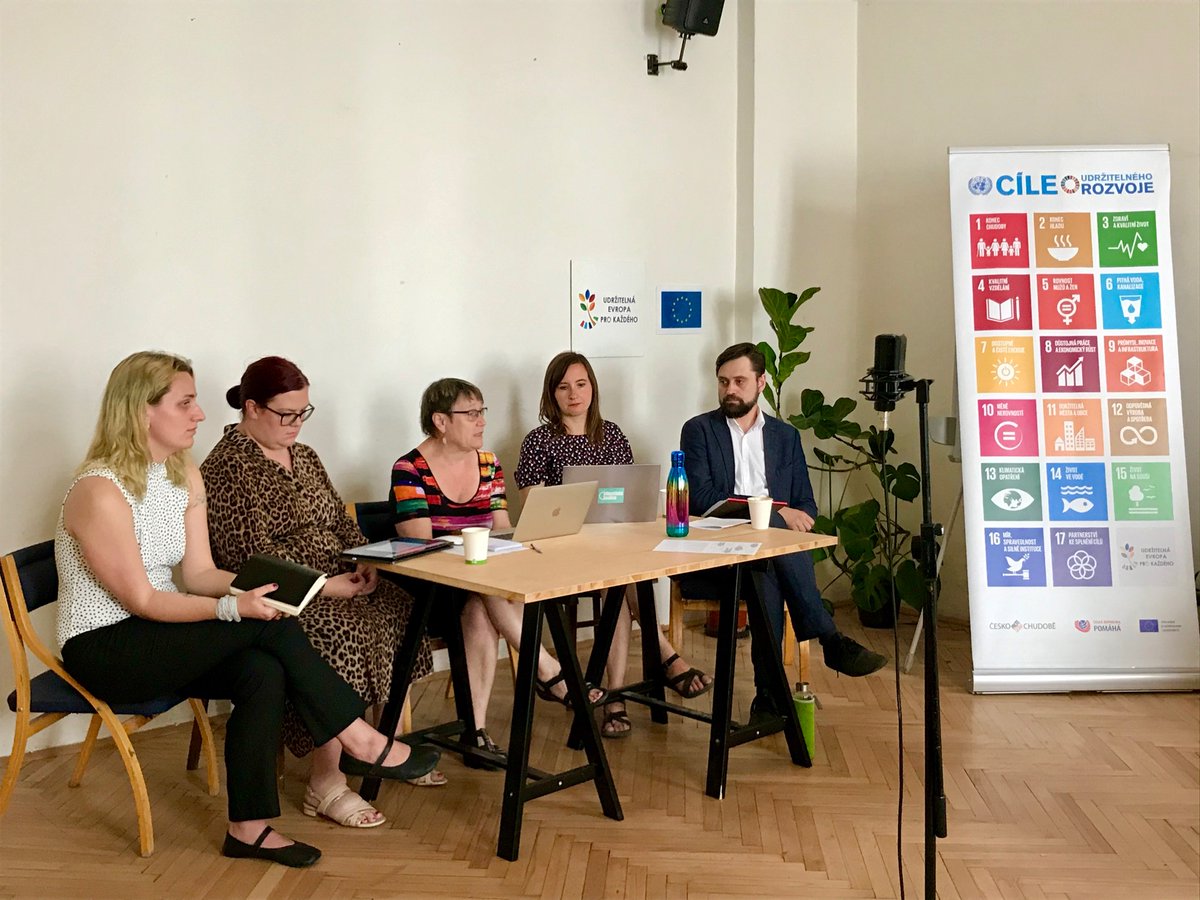 CR_ProtiChudobe's tweet photo. Dnes je na tiskové konferenci @socwatch_cz představena nová monitorovací zpráva k naplňování #SDGs v ČR. Autorkami a autory zprávy jsou A.Šabatová, M.Pixová z @KlimaKoalice, @sarka_homfray, Daniel Vondrouš z @zelenykruh a J.Šteg. #SDGs4all #socialWatch #makeEuropeSustainable4all https://t.co/J1LdQEvGKx
