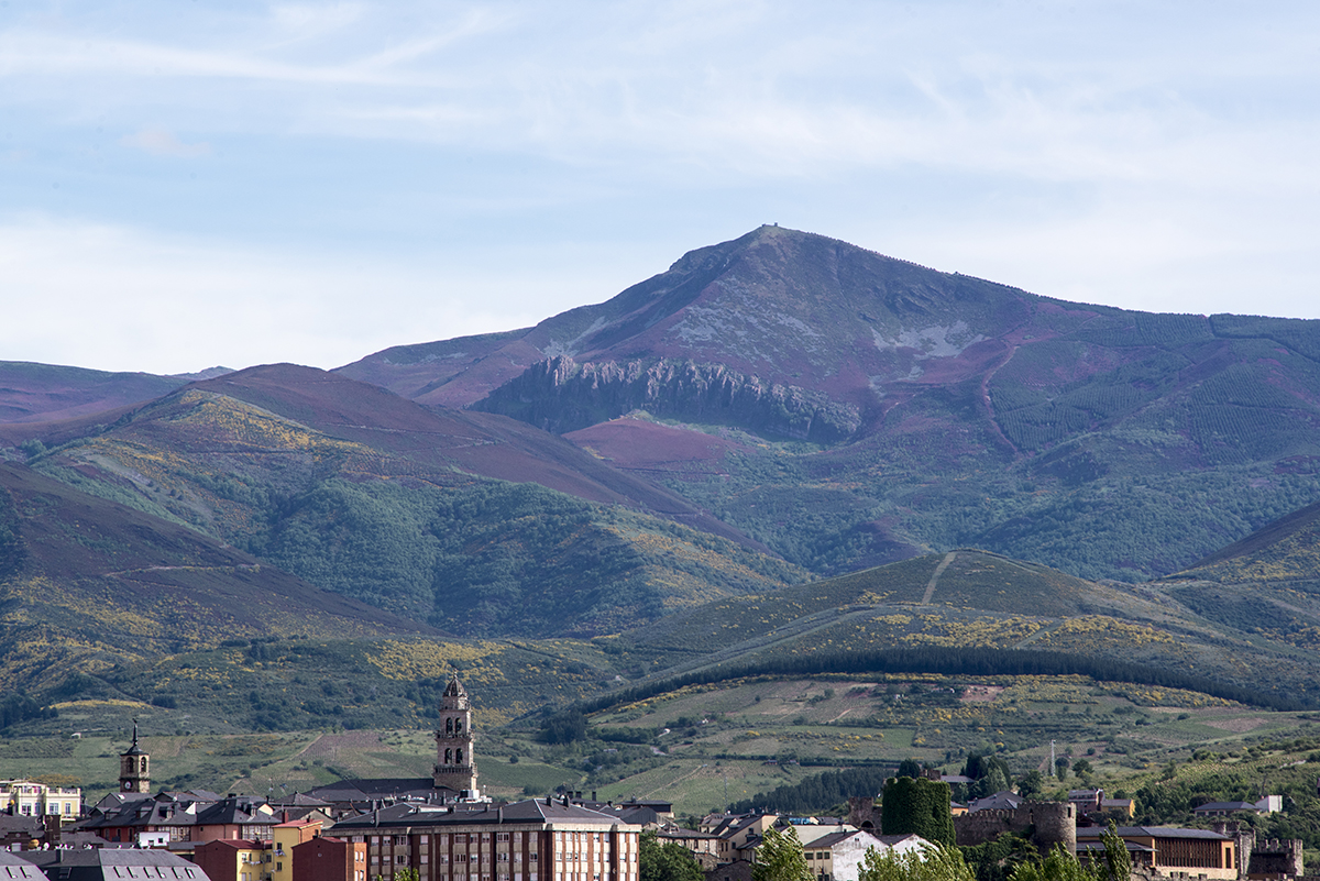 TurismoPonfe's tweet photo. Preciosa imagen de la Aquiana y sus Doce Apóstoles vistos desde la ciudad de #Ponferrada #Naturaleza #Rutas #Montes https://t.co/kP6TbNA0xu