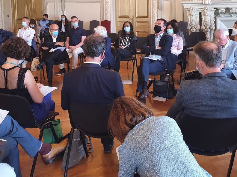 AudreyPulvar's tweet photo. #LaurenceTubiana #ChristopheRobert #JeanJouzel sont là pour appeler les maires de #CitésEnCommun à agir pour la justice sociale et,à travers l’écologie, mieux lutter contre les inégalités.En présence d’@Anne_Hidalgo #emmanueldenis @EricPiolle @Anne_Vignot et bien d’autres. #Tours https://t.co/0v2aBJaA9K