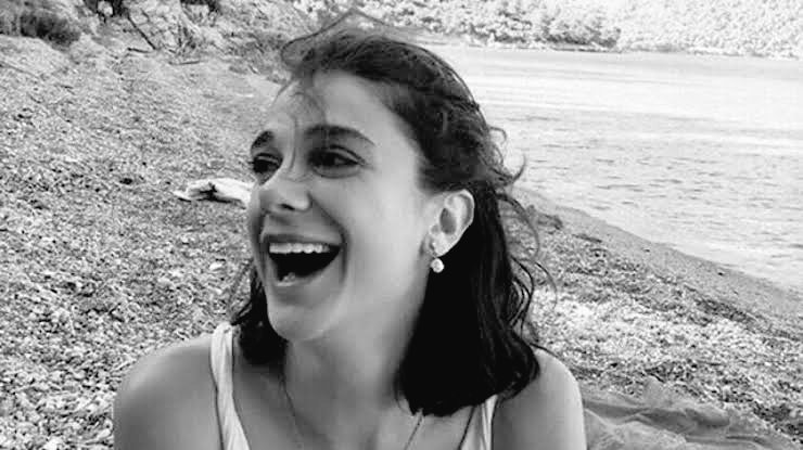 Gençliğinin baharında öldürüldü, bu kadın. Annesinin bir saç teline kıyamadığı kızının bedenini bir varile sığdırdılar ve beton döktüler. Ne kadar acı!

Yine bir kadının gülüşünü, umudunu ve hayallerini söndürdüler. Acılı ailesine sabırlar dileriz.
 #PınarGültekin