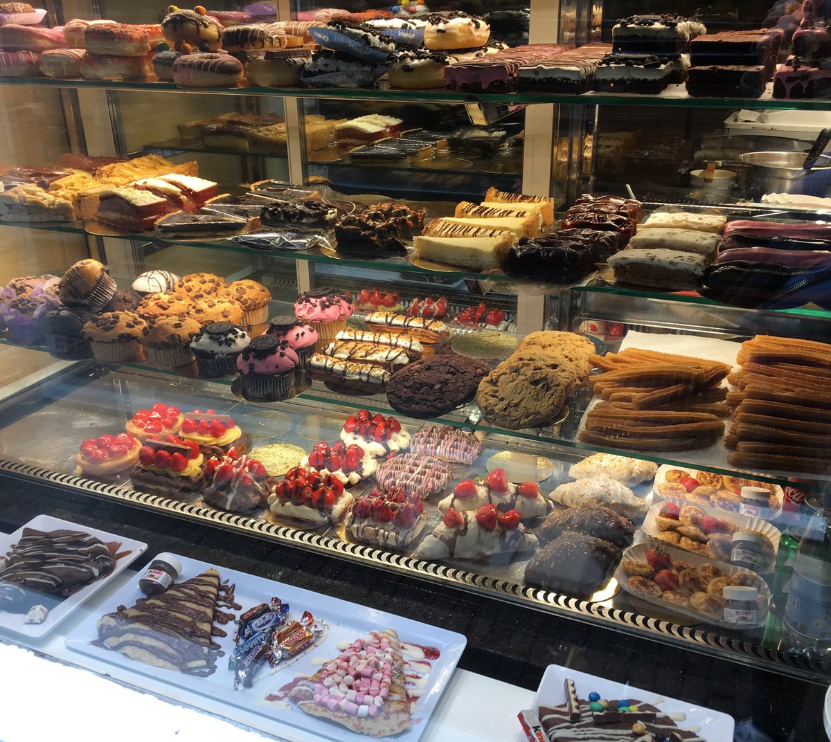 TsekovaMaria's tweet photo. so many delicious desserts 🧁 I want them all #cakes #muffins #Donuts https://t.co/zETrobdL48