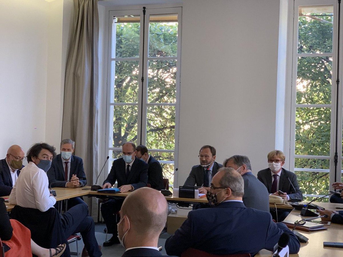 SophieMette1's tweet photo. Le @GroupeMoDem de députés reçoit aujourd'hui le Premier ministre @JeanCASTEX et le ministre des relations avec le parlement @MFesneau. 
Un échange convivial et important pour préparer les travaux qui animeront l'exécutif et le législatif au cours des 600 prochains jours https://t.co/ZmxGBEs8K5