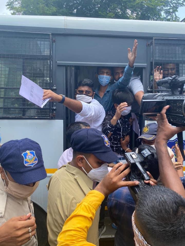 NSUIGujarat's tweet photo. आरटीई की प्रवेश प्रक्रिया को लेकर और 6 महीने की फीस माफ करने की मांग को लेकर आज NSUI गुजरात के द्वारा जिला शिक्षा अधिकारी के कार्यालय को तालाबंदी किया गया। इसी दौरान पुलिस ने बदसलूकी करते हुए NSUI के सभी कार्यकर्ताओं को हिरासत में लिया। https://t.co/QDvZvW22IF