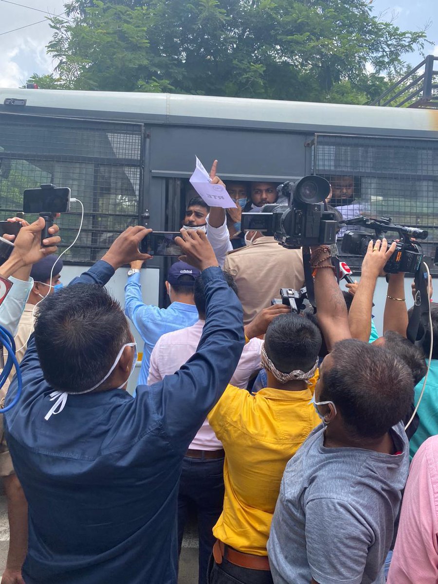 NSUIGujarat's tweet photo. आरटीई की प्रवेश प्रक्रिया को लेकर और 6 महीने की फीस माफ करने की मांग को लेकर आज NSUI गुजरात के द्वारा जिला शिक्षा अधिकारी के कार्यालय को तालाबंदी किया गया। इसी दौरान पुलिस ने बदसलूकी करते हुए NSUI के सभी कार्यकर्ताओं को हिरासत में लिया। https://t.co/QDvZvW22IF