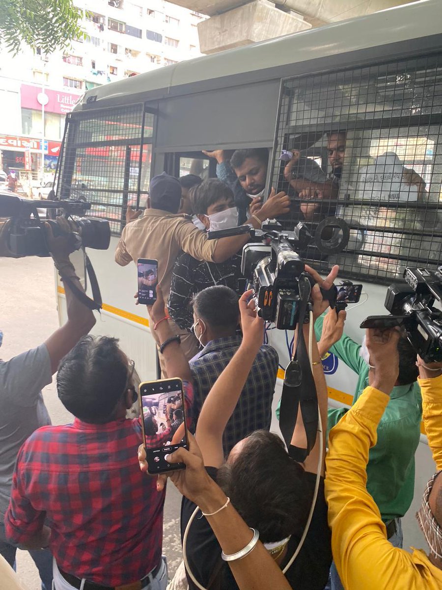 NSUIGujarat's tweet photo. आरटीई की प्रवेश प्रक्रिया को लेकर और 6 महीने की फीस माफ करने की मांग को लेकर आज NSUI गुजरात के द्वारा जिला शिक्षा अधिकारी के कार्यालय को तालाबंदी किया गया। इसी दौरान पुलिस ने बदसलूकी करते हुए NSUI के सभी कार्यकर्ताओं को हिरासत में लिया। https://t.co/QDvZvW22IF