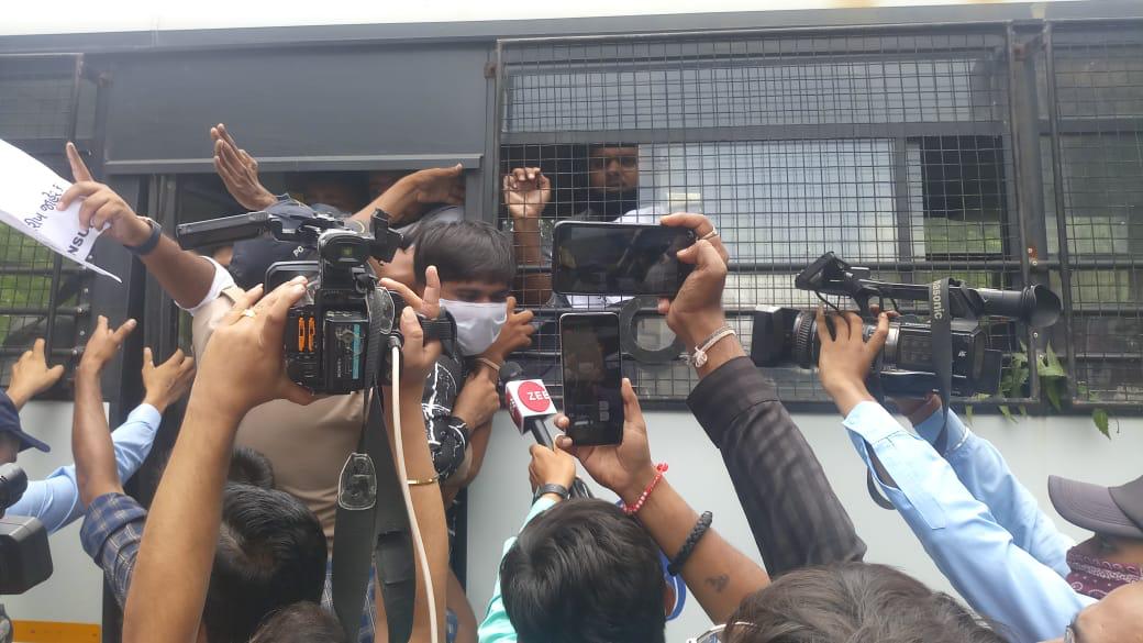 NSUIGujarat's tweet photo. आरटीई की प्रवेश प्रक्रिया को लेकर और 6 महीने की फीस माफ करने की मांग को लेकर आज NSUI गुजरात के द्वारा जिला शिक्षा अधिकारी के कार्यालय को तालाबंदी किया गया। इसी दौरान पुलिस ने बदसलूकी करते हुए NSUI के सभी कार्यकर्ताओं को हिरासत में लिया। https://t.co/QDvZvW22IF