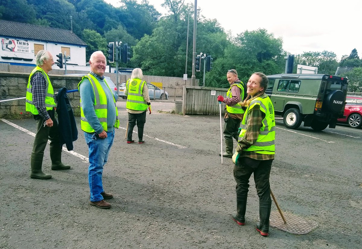 WOLCT's tweet photo. We wish our volunteers a cheerful farewell, as they go to pull Balsam and remove litter in Craiglockhart Dell #conservationvolunteers #invasivespeciescontrol
#craiglockhartdell https://t.co/raL7PqZE6z