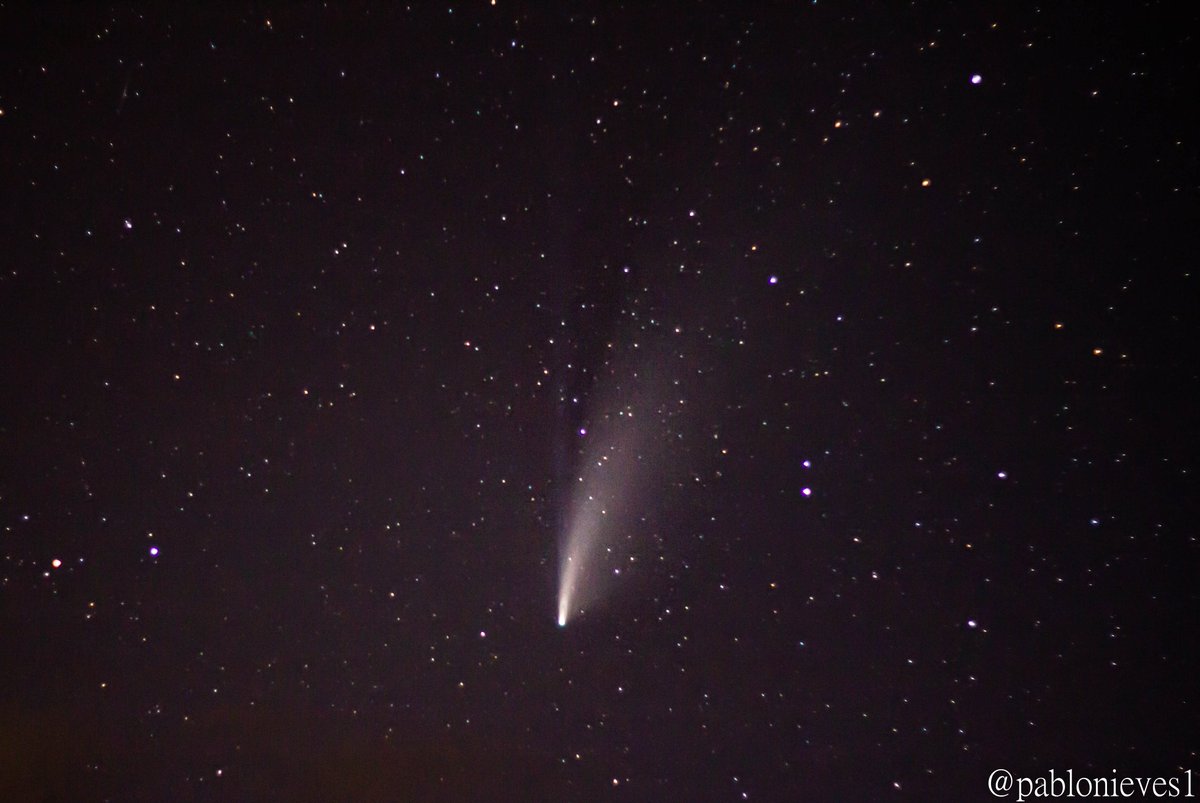 pablovep's tweet photo. Me vuelve loco que se distingan tan bien las colas del cometa en las fotos de ayer. https://t.co/WsK9AeUyE4